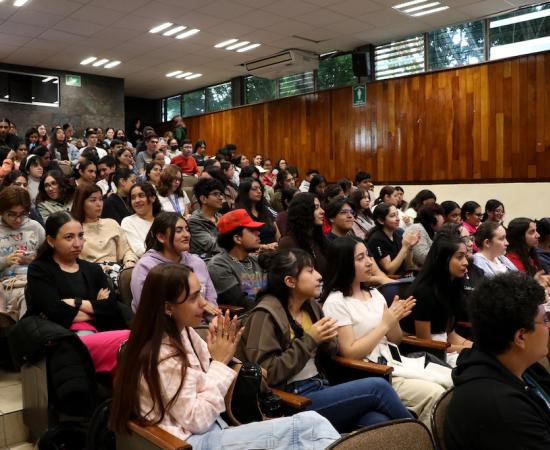 Reflexionan sobre el Día del Amor y la Amistad con conferencia sobre el bombardeo amoroso