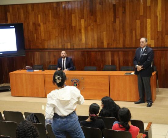 Imparten charla sobre aspectos legales que todo emprendedor debe saber