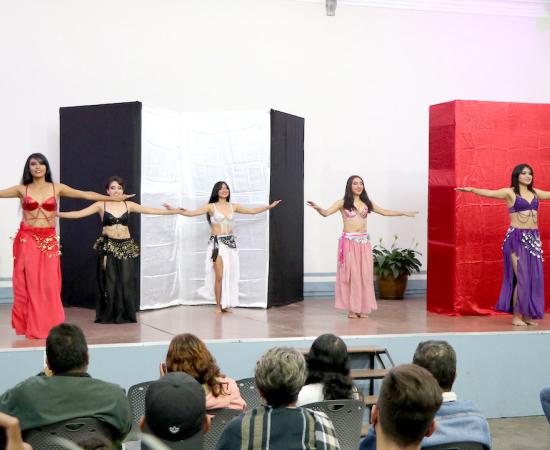 Presentan danza árabe y teatro como cierre de los talleres de formación integral del CUSur