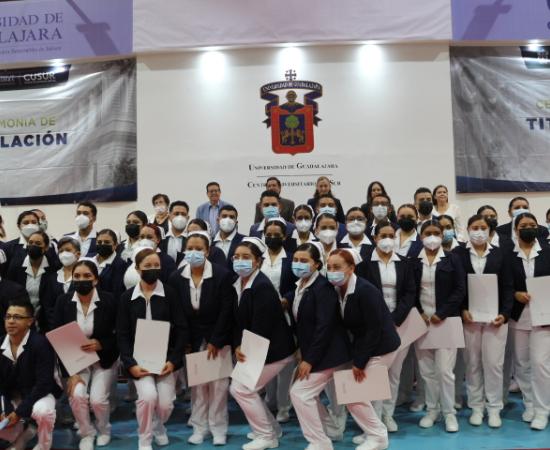 Egresados del CUSur reciben su acta de titulación