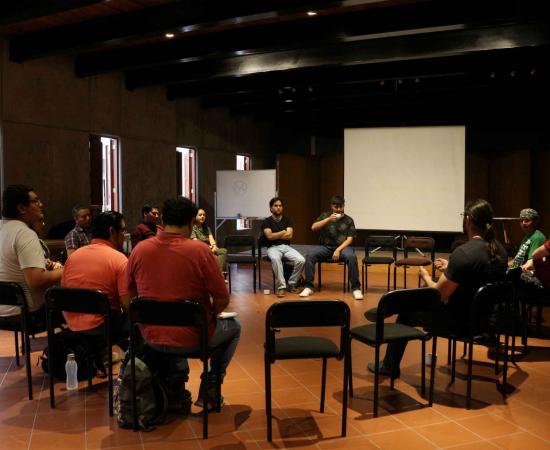 Debaten sobre la amistad y relaciones interpersonales en el Café filosófico de la Casa del Arte