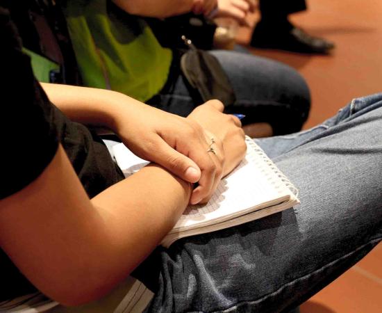 Debaten sobre la amistad y relaciones interpersonales en el Café filosófico de la Casa del Arte