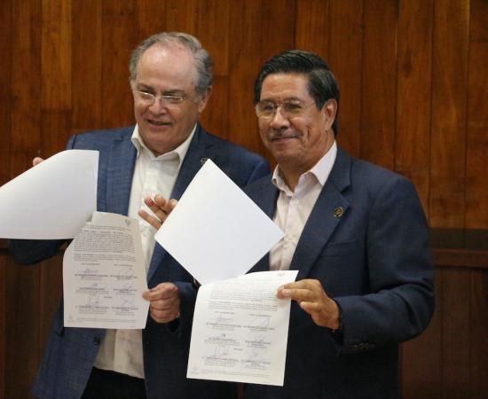 La UdeG y la Secretaría de Salud Jalisco entregan convenio general de colaboración en el CUSur