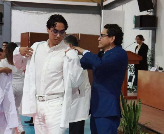 Ceremonias de Juramento e Imposición de Batas Blancas fortalecen la ética médica en estudiantes del CUSur