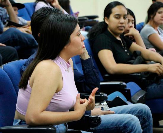 Presentan poemario “Hundir las manos temblorosas” en el CUSur