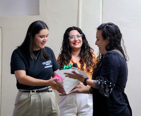 Presentan poemario “Hundir las manos temblorosas” en el CUSur