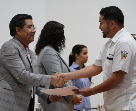 321 egresados del CUSur obtienen sus actas de titulación