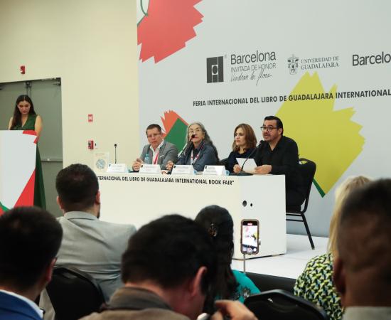CUSur y CUChapala presentaron en la FIL 2025 el libro Contar con el lenguaje, una obra colectiva en honor a Cristina Rivera Garza