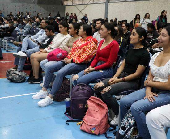 Magali Casillas, aspirante a la presidencia municipal de Zapotlán el Grande, participa en el Foro de Diálogo con Universitarios en el CUSur