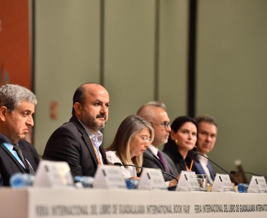 Entrega de presea al mérito académico Enrique Díaz de León