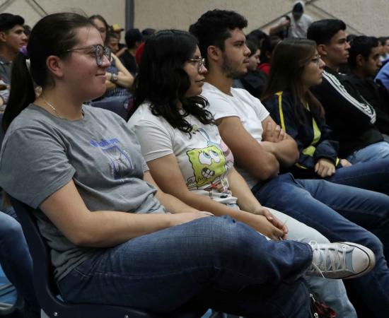 Magali Casillas, aspirante a la presidencia municipal de Zapotlán el Grande, participa en el Foro de Diálogo con Universitarios en el CUSur