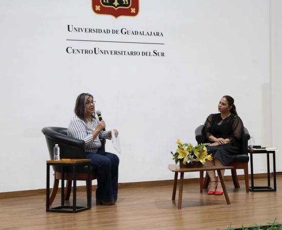 Magali Casillas, aspirante a la presidencia municipal de Zapotlán el Grande, participa en el Foro de Diálogo con Universitarios en el CUSur