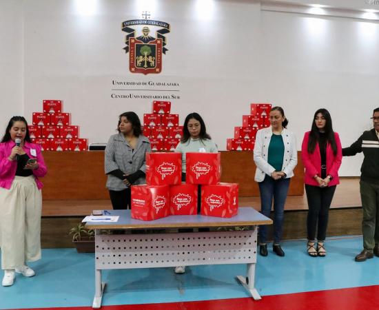 CUSur entrega kits menstruales como parte del programa Fluye con Seguridad de la FEU