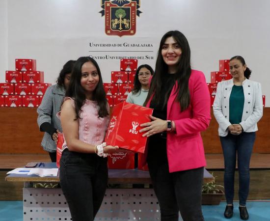 CUSur entrega kits menstruales como parte del programa Fluye con Seguridad de la FEU
