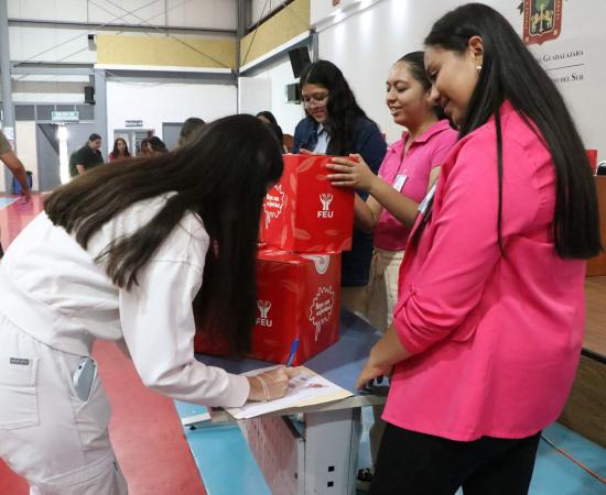 CUSur entrega kits menstruales como parte del programa Fluye con Seguridad de la FEU