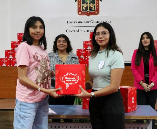 CUSur entrega kits menstruales como parte del programa Fluye con Seguridad de la FEU