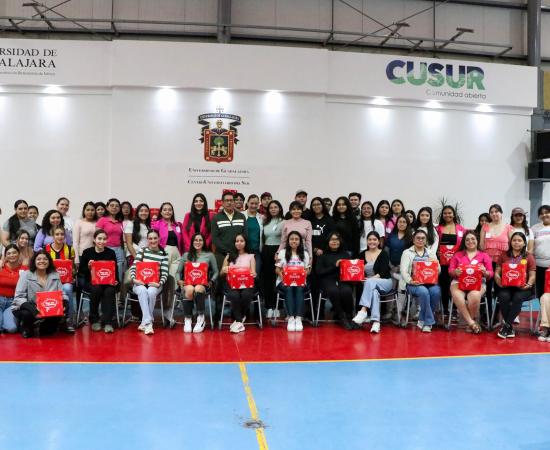 CUSur entrega kits menstruales como parte del programa Fluye con Seguridad de la FEU