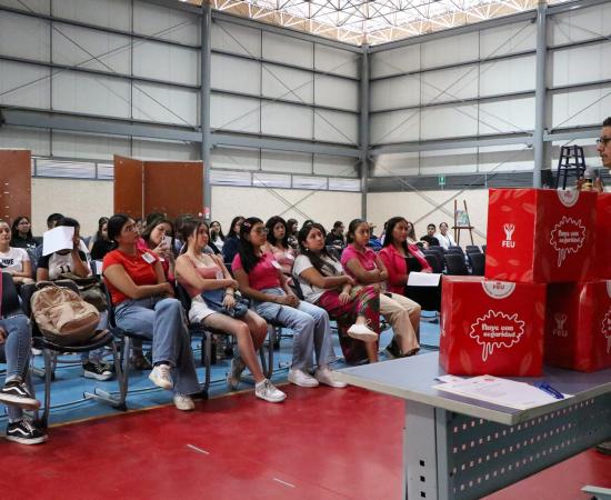 CUSur entrega kits menstruales como parte del programa Fluye con Seguridad de la FEU