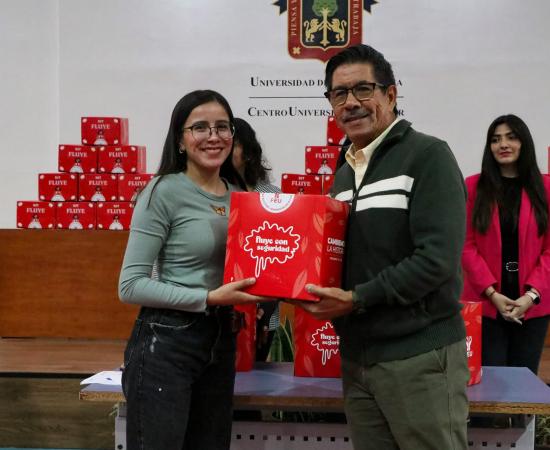 CUSur entrega kits menstruales como parte del programa Fluye con Seguridad de la FEU
