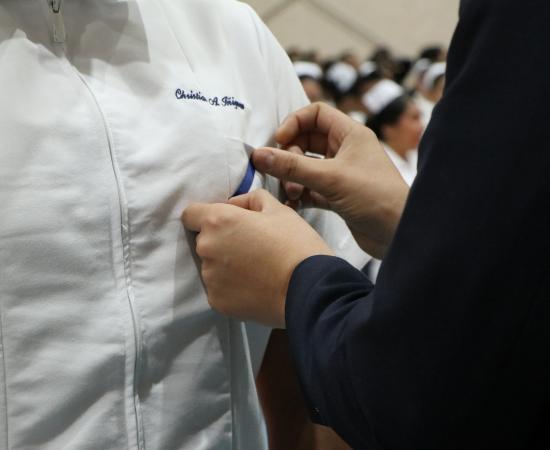 88 Estudiantes de Enfermería del CUSur Reciben Cofias y Listones en Emotiva Ceremonia