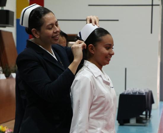 88 Estudiantes de Enfermería del CUSur Reciben Cofias y Listones en Emotiva Ceremonia