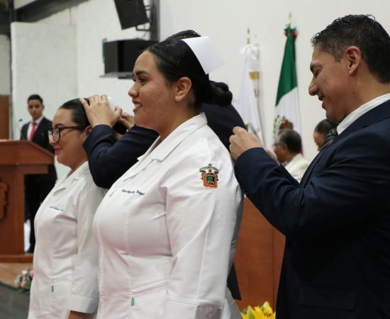 88 Estudiantes de Enfermería del CUSur Reciben Cofias y Listones en Emotiva Ceremonia