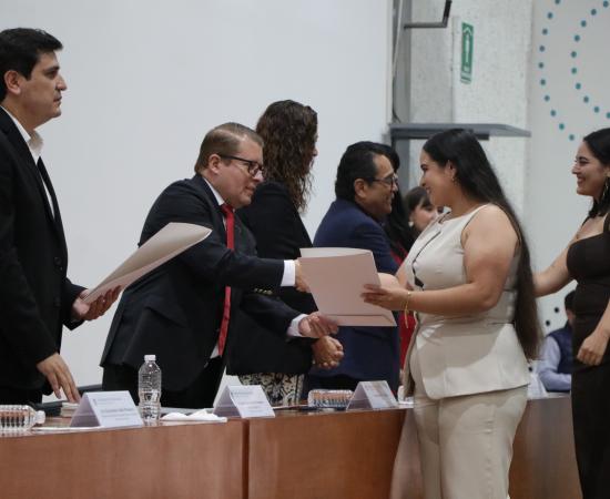 En el CUSur, 88 egresadas y egresados de nueve programas reciben su acta de titulación