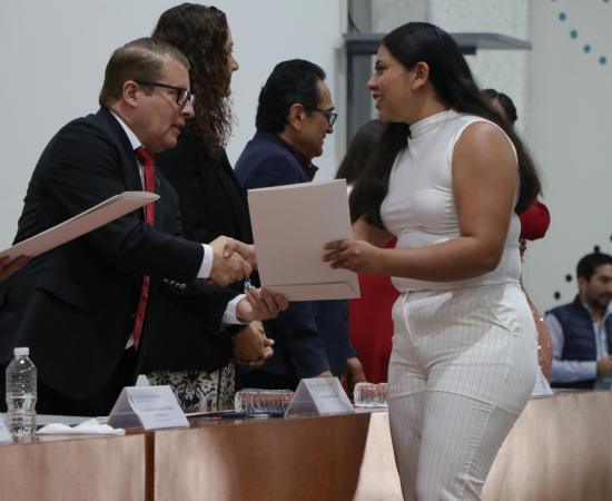En el CUSur, 88 egresadas y egresados de nueve programas reciben su acta de titulación