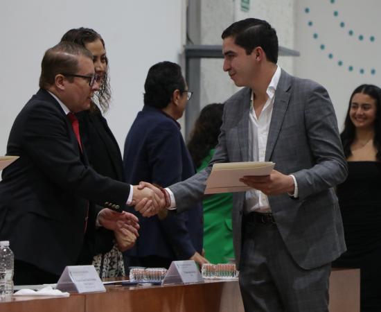 En el CUSur, 88 egresadas y egresados de nueve programas reciben su acta de titulación