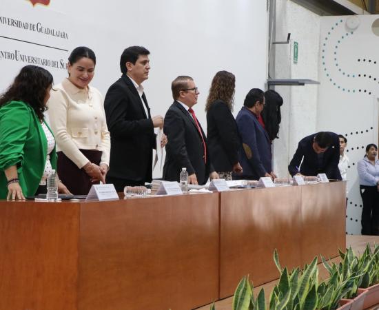 En el CUSur, 88 egresadas y egresados de nueve programas reciben su acta de titulación