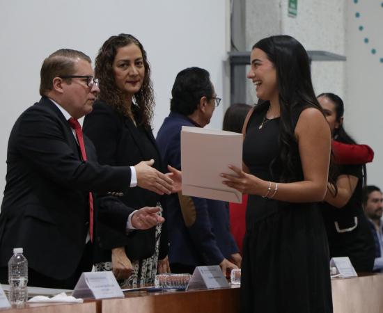 En el CUSur, 88 egresadas y egresados de nueve programas reciben su acta de titulación