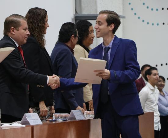 En el CUSur, 88 egresadas y egresados de nueve programas reciben su acta de titulación