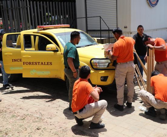 Entrega de herramienta contra incendios forestales