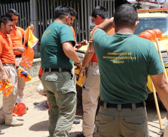 Entrega de herramienta contra incendios forestales