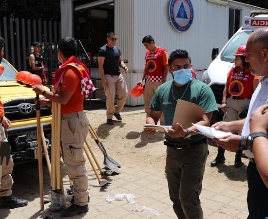 Entrega de herramienta contra incendios forestales