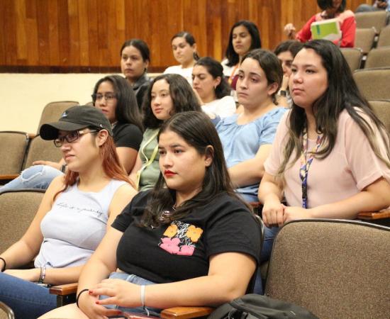 Presentación del libro Dos flores son más fuertes si juntas pasan sed