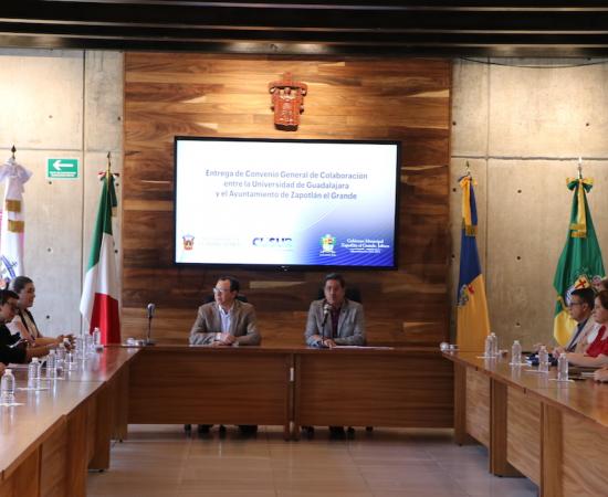 Entregan convenio de colaboración entre la UdeG y el Ayuntamiento de Zapotlán el Grande en el CUSur