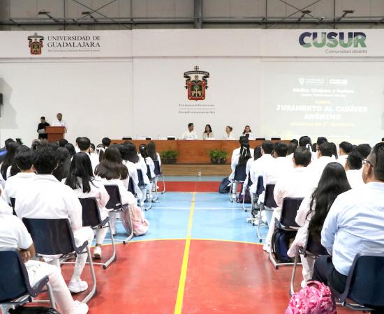 Juramento ante el cadáver anónimo e imposición de batas blancas