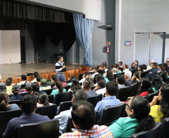 Rector del CUSur imparte conferencia sobre calidad de vida en el trabajo