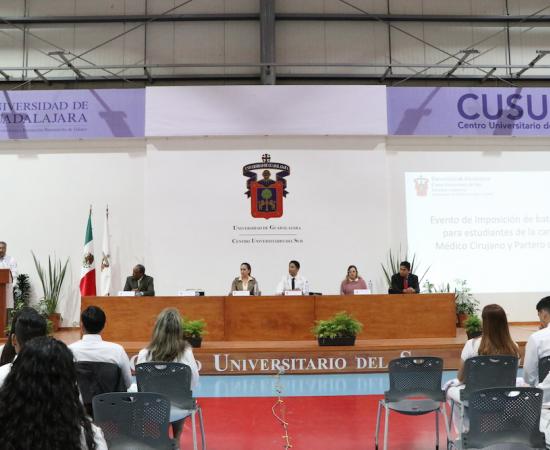 Imposición de batas blancas Medicina