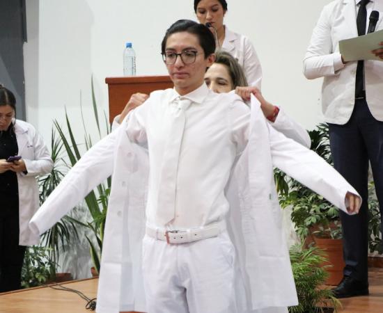 Imposición de batas blancas Medicina