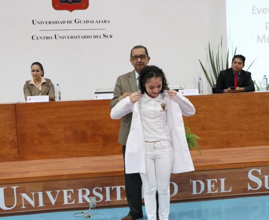 Imposición de batas blancas Medicina