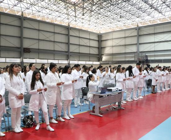 Imposición de batas blancas Medicina