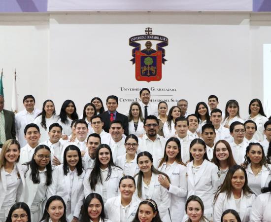 Imposición de batas blancas Medicina