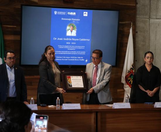 Emotivo homenaje póstumo al doctor José Andrés Reyes Gutiérrez en el CUSur