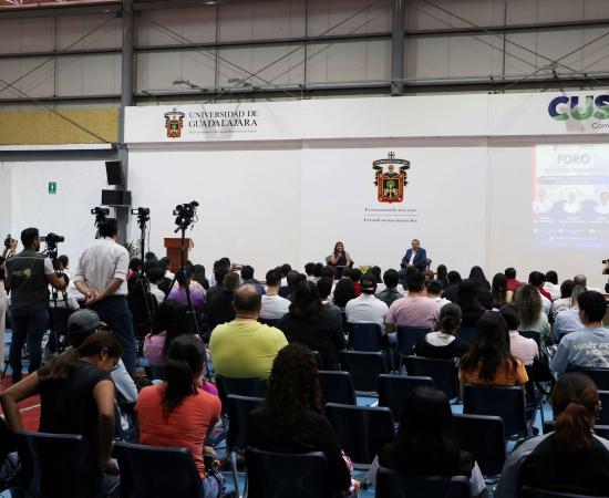 Higinio del Toro, aspirante a la presidencia municipal de Zapotlán el Grande, participa en el Foro de Diálogo con Universitarios en el CUSur