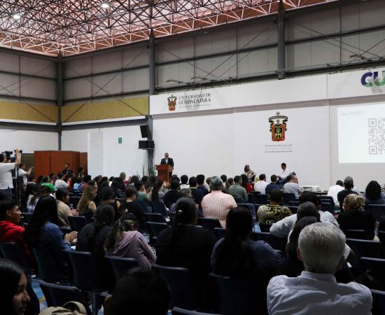 Óscar Murguía, aspirante a la presidencia municipal de Zapotlán el Grande, participa en el Foro de Diálogo con Universitarios en el CUSur
