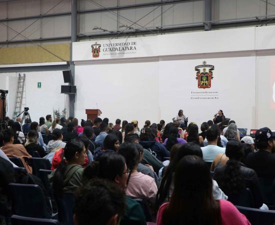 Magali Casillas, aspirante a la presidencia municipal de Zapotlán el Grande, participa en el Foro de Diálogo con Universitarios en el CUSur