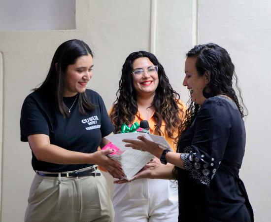 Presentan poemario “Hundir las manos temblorosas” en el CUSur