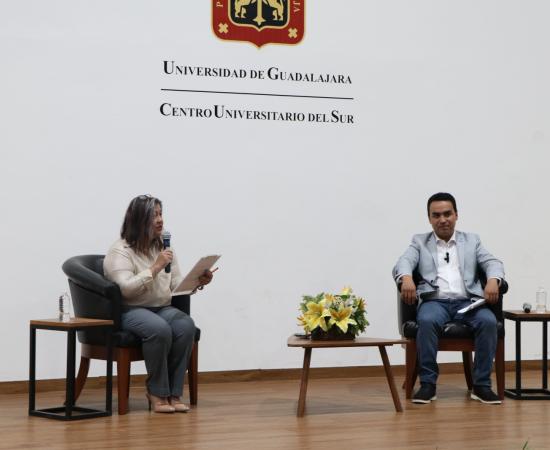 Óscar Murguía, aspirante a la presidencia municipal de Zapotlán el Grande, participa en el Foro de Diálogo con Universitarios en el CUSur